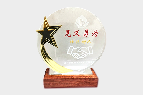 点赞丨“逆行”真英雄，救火显担当！